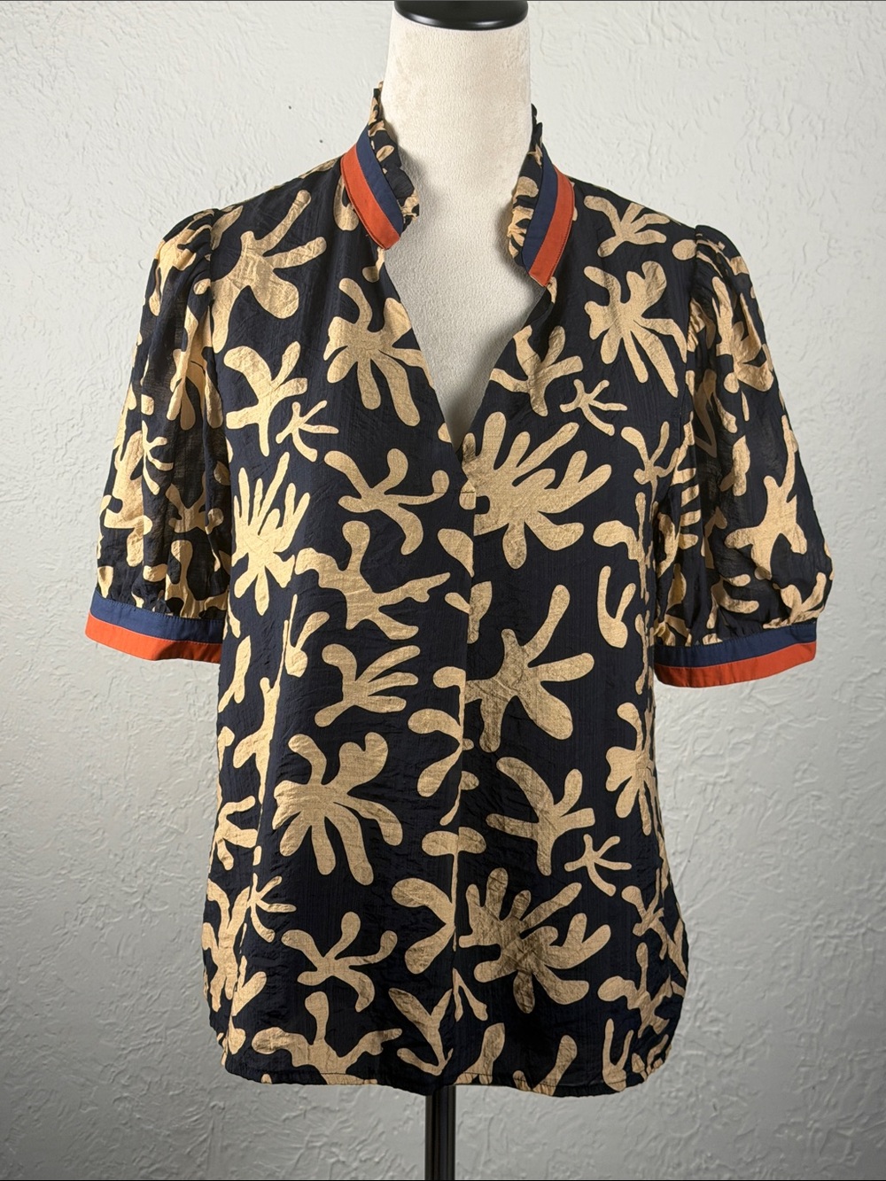 THML Navy Blouse with Tan Abstract Leaf Print and Red Trim size Medium EUC